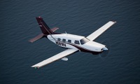 Piper Malibu Mirage nad oceánem. Podle imatrikulace vidíte, že to není naše letadlo, ale takhle nějak nás někdo vidět mohl také. Ilustrační foto: Piper-France.com Piper Malibu Mirage nad oceánem. Podle imatrikulace vidíte, že to není naše letadlo, ale takhle nějak nás někdo vidět mohl také. Ilustrační foto: Piper-France.com