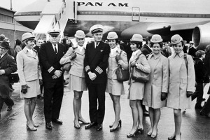 Kapitán Robert M. Weeks s některými dalšími členy posádky po přistání na londýnském letišti Heathrow při historicky prvním komerčním letu B747. Foto:  The Times
