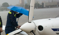 Při tankování za deště je třeba zajistit, aby do nádrže nenapršelo. Foto: Jiří Pruša, Flying Revue Při tankování za deště je třeba zajistit, aby do nádrže nenapršelo. Foto: Jiří Pruša, Flying Revue