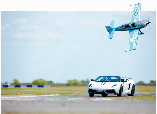 Gallardo LP570-4 Performante vs. Extra 300 LP. Foto: Mat Howell (evo)