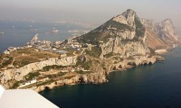 Slavná gibraltarská Skála. Nahoru se dá vyjet lanovkou, z letadla je ovšem ještě impozantnější. Větry vanoucí přes tento skalní útvar vytvářejí na ranveji letiště za ní nebezpečné turbulence. Foto: Jiří Pruša. Slavná gibraltarská Skála. Nahoru se dá vyjet lanovkou, z letadla je ovšem ještě impozantnější. Větry vanoucí přes tento skalní útvar vytvářejí na ranveji letiště za ní nebezpečné turbulence. Foto: Jiří Pruša.