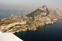Slavná gibraltarská Skála. Nahoru se dá vyjet lanovkou, z letadla je ovšem ještě impozantnější. Větry vanoucí přes tento skalní útvar vytvářejí na ranveji letiště za ní nebezpečné turbulence. Foto: Jiří Pruša. Slavná gibraltarská Skála. Nahoru se dá vyjet lanovkou, z letadla je ovšem ještě impozantnější. Větry vanoucí přes tento skalní útvar vytvářejí na ranveji letiště za ní nebezpečné turbulence. Foto: Jiří Pruša.