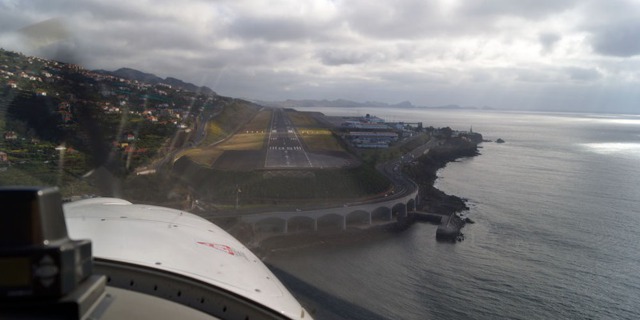 Finále přistání na letišti ve Funchalu na ostrově Madeira. Foto: Jiří Pruša
