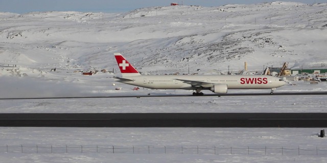 B777-300ER na ploše letiště Iqaluit.  Zdroj: Twitter 
