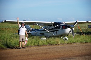 Ianův pozdrav čtenářům Flying Revue. Naše Cessna před odletem z Port Hedland. 