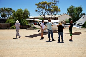 Naše Cessna na letišti Forrest uprostřed polopouště na jih od Ayers Rock. Letiště je v podstatě náves vesnice, ve které žije 10 stálých obyvatel. Desítky fotek a videí z expedice najdete na webu Austrálie 2017 (viz baner v článku) Foto: Jiří Pruša 