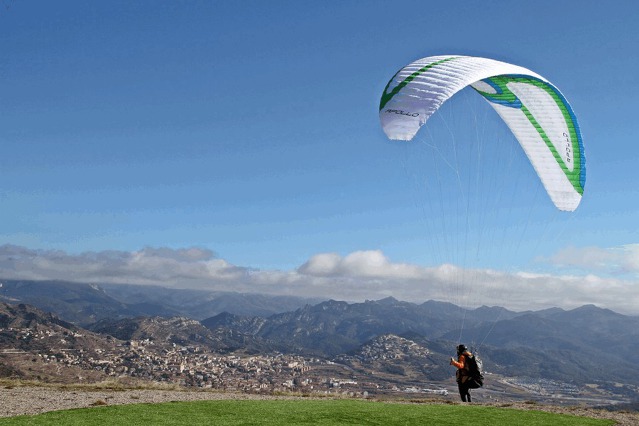 Padákový kluzák se chystá na oblohu. Než se dostane až sem, musí absolvovat náročnou a přesno uvýrobu. Foto: SkyParagliders