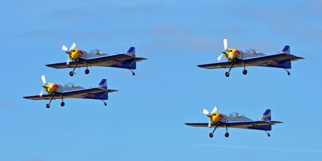 Flying Bulls Aerobatics Team. Jiří Saller létal na levém křídle. Foto: Lubor Obendrauf