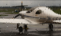 Přistání za deště může být nebezpečné - pozor na aquaplaning. Foto: Jindřich Ilem, Flying Revue Přistání za deště může být nebezpečné - pozor na aquaplaning. Foto: Jindřich Ilem, Flying Revue
