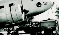 První stroj, který přistál na Ruzyni - Douglas DC-2 Československé letecké společnosti na vnitrostátní lince Piešťany – Zlín – Brno – Praha. První stroj, který přistál na Ruzyni - Douglas DC-2 Československé letecké společnosti na vnitrostátní lince Piešťany – Zlín – Brno – Praha.