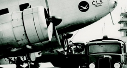 První stroj, který přistál na Ruzyni - Douglas DC-2 Československé letecké společnosti na vnitrostátní lince Piešťany – Zlín – Brno – Praha. 