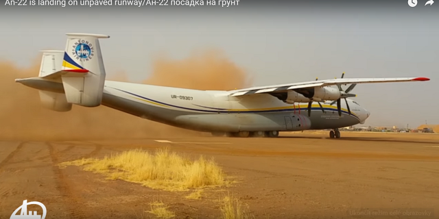 An-22 UR 09307 právě přistálo na nezpevněné dráze Gao Airport v Mali. Zdroj: YouTube