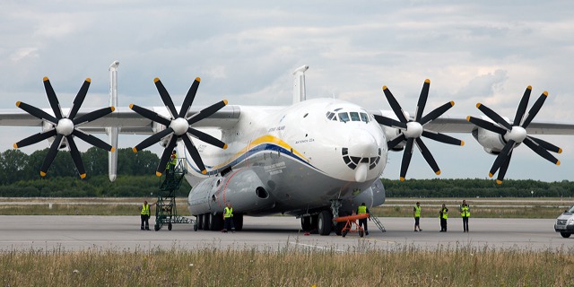 An-22 při pojíždění. Foto: Andreas Petri