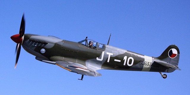 Spitfire LF Mk IXe SL633 JT-10. Foto: James Flair