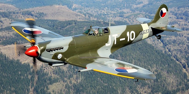 Spitfire LF Mk IXe SL633 JT-10. Foto: James Flair