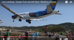 I Evropa má svou Maho Beach. Na ostrově Skiathos přistávají letadla nad hlavami turistů