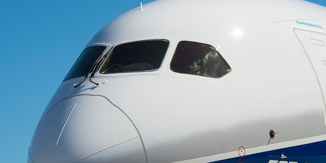 B787-10 Dreamliner. Detail pohledu k pilotní kabině. Obr. Boeind