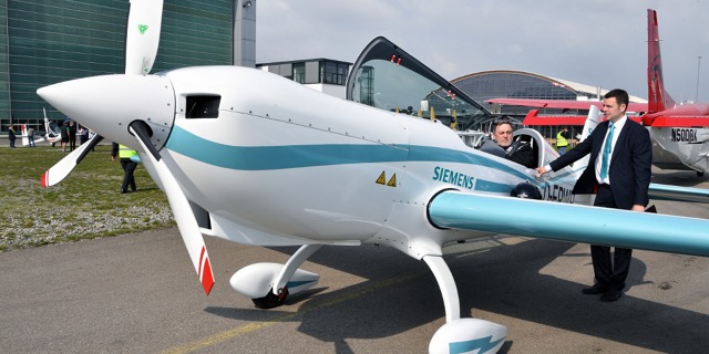 Úterní představení elektroletů Extra 330LE