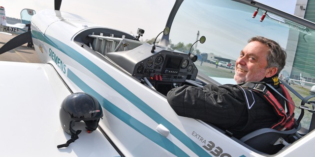 Pilot Walter Kampsmann v kokpitu Extry 330LE 