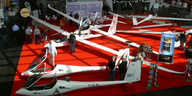 Expozice HpH Sailplanes, které vévodil ve světové premiéře představený dvoumístný HpH 304 TS Twin Shark. Foto: Michal Beran, Flying Revue