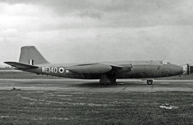 English Electric Canberra PR3 na letišti Heathrow v roce 1953