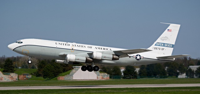 Boeing OC-135B Open Skies při pondělním odletu z letiště Pardubice smě Rusko. Foto: Petr Chládek