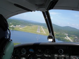 Finále na Laconia Municipal Airport, Vermont, USA. Ilustrační foto: Chris, blogger.com 