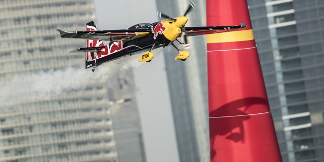 Martin Šonka v pozadí s mrakodrapy v Abú Dhabi. První závod sezony v Arábii mu přinesl životní úspěch, zlatou příčku. Foto: Šonka Team