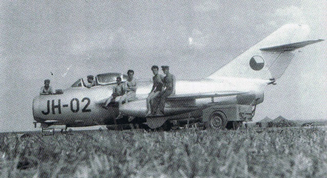Tento MiG-15 byl jako S-102 vyroben v Aero Vodochody. Tady Miroslav Křemen později létal jako zalétavací pilot. Zde stroj JH-02 na letišti v Žatci 1952. Zdroj: Vrtulník.cz