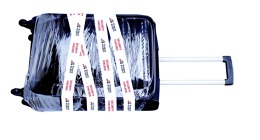 Pokud bude váš kufr po přistání opatřený folií a páskou s brandem letiště Praha, znamená to, že prošel kontrolou na výbušniny.  Foto: Shutterstock