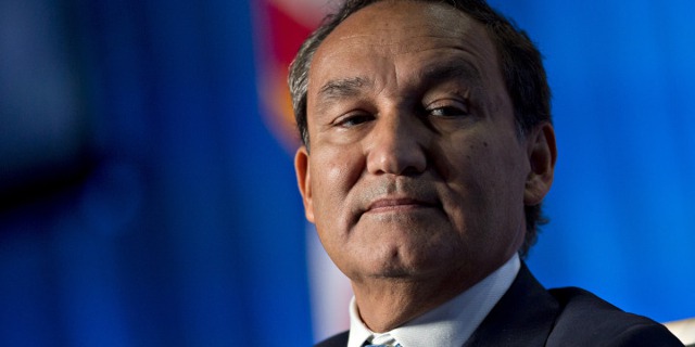 SEO United Airlines Oscar Munoz se za incident s cestujícím omluvil a společnost oznámila řadu změn v praktikování tzv. overbookingu. Svou pozici tak zdá se ustál. Foto: Time.com