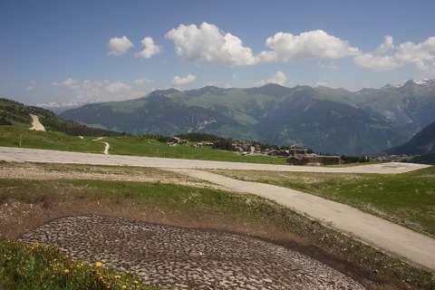 Dráha 04/22 na altiportu Courchevel. Foto: Jiří Pruša