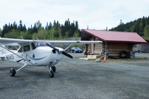 Cessna 172, s níž Jiří Pruša absolvuje expedici Aljaška 2017, při krátkém přistání v Chitna, údolí Měděné řeky.
