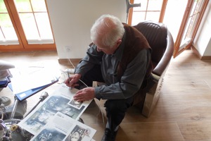 Josef Pavlík podepisuje pamětní list, který si v redakci vystavíme na čestné místo. Foto: Michal Beran