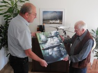 Obraz předal Josefu Pavlíkovi za redakci Miloš Dermišek. Foto: Michal Beran Obraz předal Josefu Pavlíkovi za redakci Miloš Dermišek. Foto: Michal Beran