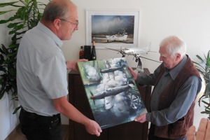 Obraz předal Josefu Pavlíkovi za redakci Miloš Dermišek. Foto: Michal Beran