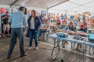 Nedělní denní vítězka, Argentinka Paula Drazul přijímá gratulaci od ředitele závodu Vladimíra Machuly. Foto: WWGC 2017