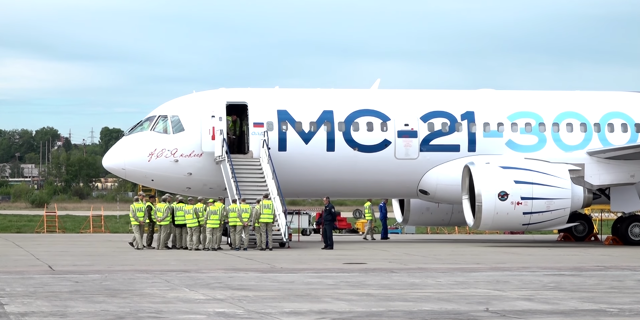 Letoun MC-21 pojmenovaný po A. S. Jakovlevovi při předstartovní přípravě. Zdroj obr.: Video Irkut Corporation 