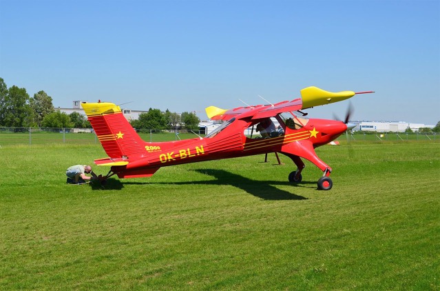 Firemní vlekací letoun PZL104 Wilga OK-BLN připravený vynést strakonický Blaník při záletu do vzduchu. Foto: Blanik Aircraft