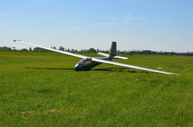OK-4704 po záletu opět na travnatém povrchu letňanského letiště. Foto: Blanik Aircraft