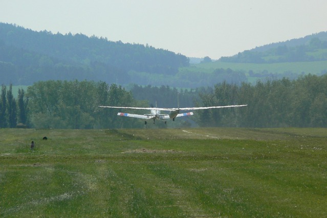 OK-4704 krátce po vzletu při prvním letu pl přestavbě u svého majitele, Aeroklubu Strakonice.  Foto: Aeroklub Strakonice 