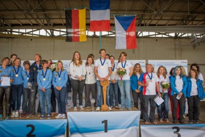 Vyhlášení výsledků týmové soutěže: 1. Francie, 2. Německo, 3. Česká republika. Závěrečný ceremoniál 9. Mistrovství světa v plachtění žen 2017 Zbraslavice. Foto: WWGC 2017