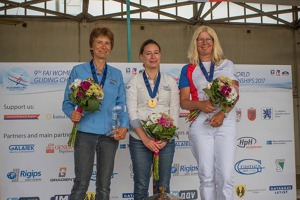 Vyhlášení výsledků Standard Class: 1. Aude Grangeray, Francie 2. Cornelia Schaich, Německo, 3. Jana Veprekova, Česko. Závěrečný ceremoniál 9. Mistrovství světa v plachtění žen 2017 Zbraslavice. Foto: WWGC 2017