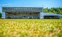 Letiště Zbraslavice. Všechny závodnice jsou na trati, na letišti panuje ospalé téměř letní příjemno. Foto: Martina Burianová Letiště Zbraslavice. Všechny závodnice jsou na trati, na letišti panuje ospalé téměř letní příjemno. Foto: Martina Burianová