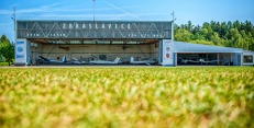 Letiště Zbraslavice. Všechny závodnice jsou na trati, na letišti panuje ospalé téměř letní příjemno. Foto: Martina Burianová Letiště Zbraslavice. Všechny závodnice jsou na trati, na letišti panuje ospalé téměř letní příjemno. Foto: Martina Burianová