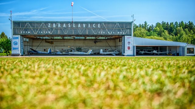 Letiště Zbraslavice. Všechny závodnice jsou na trati, na letišti panuje ospalé téměř letní příjemno. Foto: Martina Burianová