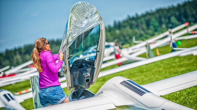  Letadla jsou na gridu, teď už jen poslední přípravy a může se na start. Foto: Martina Burianová