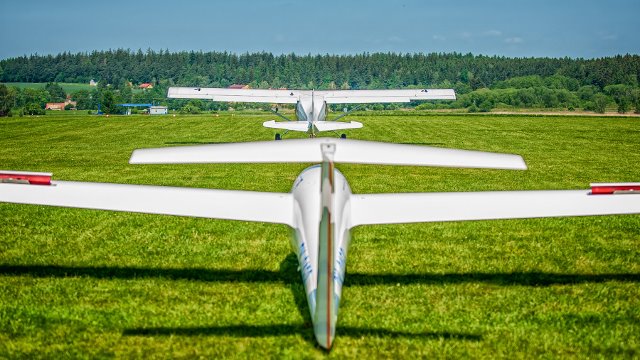  Další stroj se za chvíli odlepí od země bojovat o body letošního MS v plachtění žen. Foto: Martina Burianová