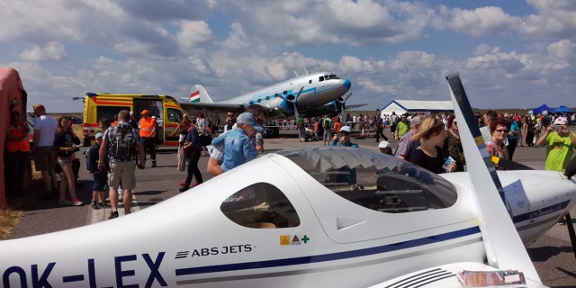 Dynamic WT-9 OK-LEX na Runway Festivalu 2017 na Letišti Václava Havla Praha v sousedství letounu Lisunov Li-2. Foto: Jan Dvořák