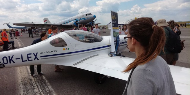 Dynamic WT-9 OK-LEX na Runway Festivalu 2017 na Letišti Václava Havla Praha v sousedství letounu Lisunov Li-2. Foto: Jan Dvořák